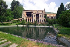 Vista del Monasterio de Yuste y un lago