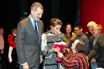 Sus Majestades los Reyes en el acto de inauguración de la Farmacia Llabrés