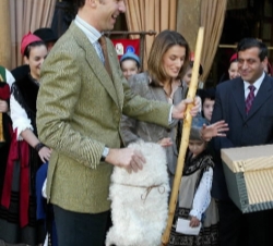 Los Principes de Asturias reciben el traje, con la vara y el zurrón típicos de los pastores de los Picos