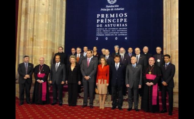 Los Príncipes de Asturias con los presidentes de los jurados de los Premios Príncipe de Asturias, a los patronos de la Fundación Príncipes de Asturias