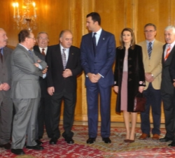 Los Príncipes de Asturias, con los representantes de la Federación Asturiana de Concejos, a quienes recibieron en audiencia