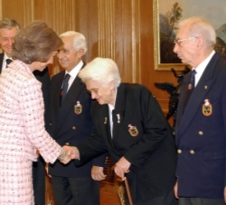 La Reina saluda a la presidenta del Consejo Nacional de Viudas