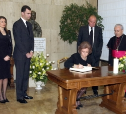 Los Reyes y los Príncipes firmaron en el libro de condolencias