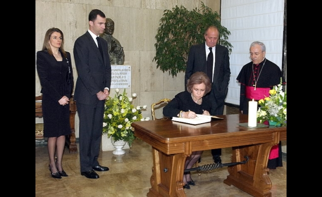Los Reyes y los Príncipes firmaron en el libro de condolencias