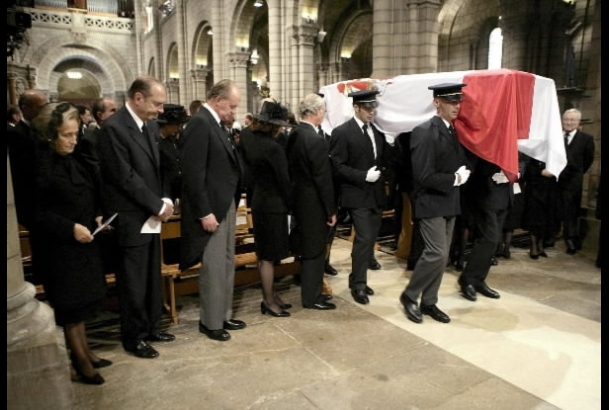 El Rey durante el funeral