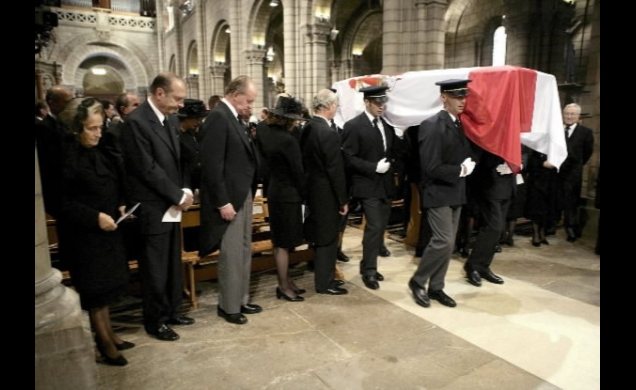 El Rey durante el funeral