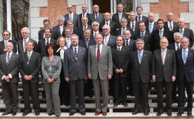 El Rey con los miembros de la Real Academia de Ingeniería