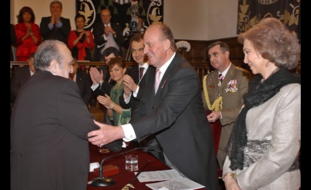 El Rey entregando el premio a Rafael Sánchez Ferlosio