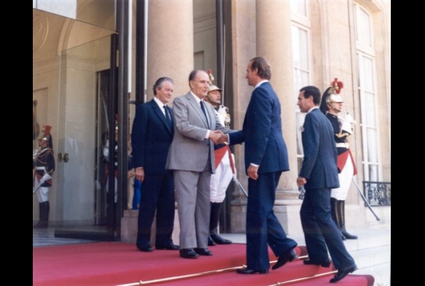 S.M. el Rey es recibido por el presidente de la República Francesa, François Mitterrand
(Palacio del Elíseo, julio de 1985)