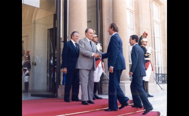 S.M. el Rey es recibido por el presidente de la República Francesa, François Mitterrand
(Palacio del Elíseo, julio de 1985)