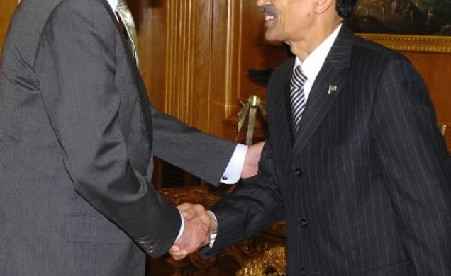 El Rey saludando al Primer Ministro de Mauritania