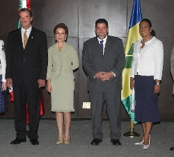 La Reina, el Presidente de México y su esposa, y el Canciller mexicano y su esposa, en la inauguración del Foro "Microfinanzas y Desarrollo"
