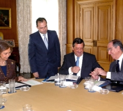 Doña Sofía firma un convenio entre la Fundación Reina Sofía y la Fundación de Investigación Médica de la Mutua Madrileña