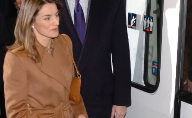 Los Príncipes de Asturias salen del Metro