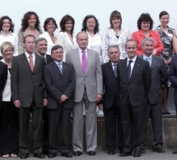 Su Majestad con los empleados de la empresa