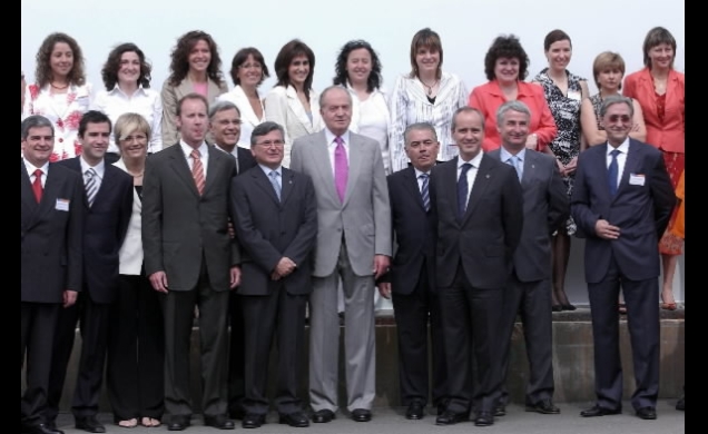 Su Majestad con los empleados de la empresa