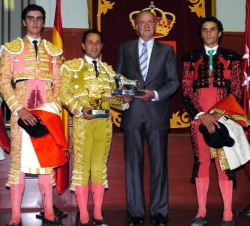 Don Juan Carlos, con los tres matadores
