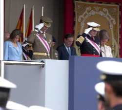 Los Reyes y los Príncipes al paso de la Enseña Nacional