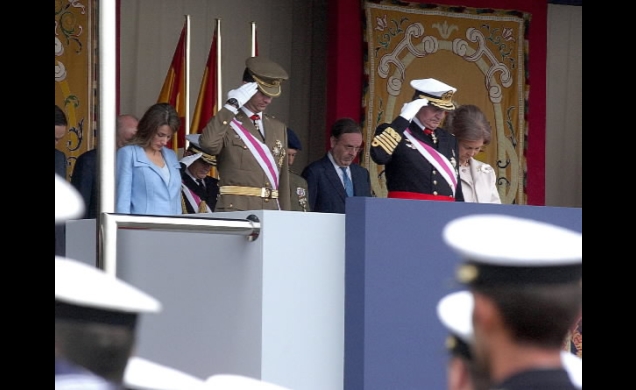 Los Reyes y los Príncipes al paso de la Enseña Nacional