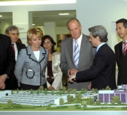 El Rey observa una maqueta de la nueva sede