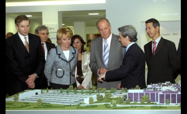 El Rey observa una maqueta de la nueva sede