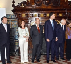 El Príncipe con el alcalde de Sevilla, la presidenta del Parlamento de Andalucía, el presidente de la Junta de Andalucía, el ministro de Asuntos Exter