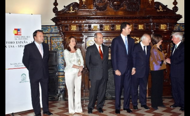 El Príncipe con el alcalde de Sevilla, la presidenta del Parlamento de Andalucía, el presidente de la Junta de Andalucía, el ministro de Asuntos Exter