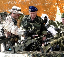 El Rey durante la visita al Mando de Operaciones Especiales