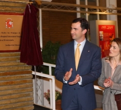 Los Príncipes tras descubrir una placa conmemorativa, con motivo de esta efeméride.
