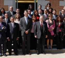 El Príncipe con una representación de alumnos