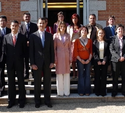 Los Príncipes con la representación de las Juventudes Socialistas de España
