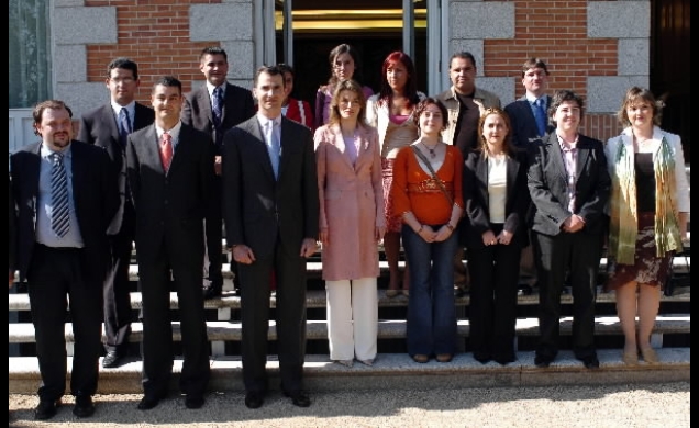Los Príncipes con la representación de las Juventudes Socialistas de España