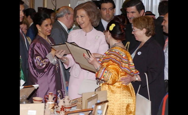 La Reina con algunas Damas Diplomaticas