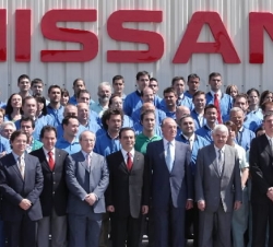 El Rey con los empleados de la factoria