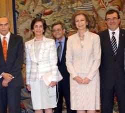 La Reina con el comité organizador