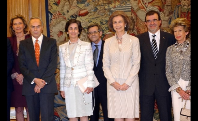 La Reina con el comité organizador