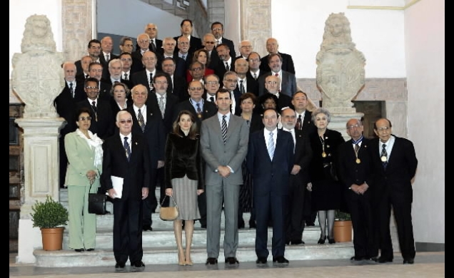 SS.AA.RR. los Príncipes de Asturias junto con los miembros de la Real Academia Española