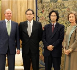 Sus Majestades, con los diplomáticos ecuatorianos