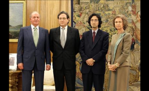 Sus Majestades, con los diplomáticos ecuatorianos
