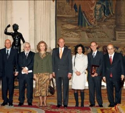 Sus Majestades los Reyes y la ministra de Educación, Mercedes Cabrera, junto a los galardonados con los Premios Nacionales de Investigación 2006