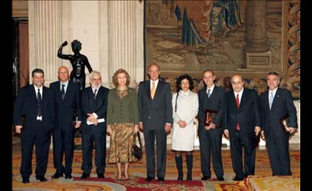 Sus Majestades los Reyes y la ministra de Educación, Mercedes Cabrera, junto a los galardonados con los Premios Nacionales de Investigación 2006