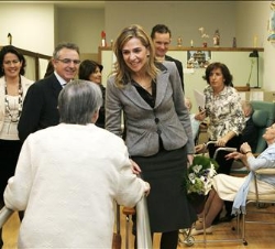 Los Duques de Palma saludan a los ancianos de la Casa de Misericordia de Pamplona, acompañados por el presidente del Gobierno de Navarra y la alcaldes