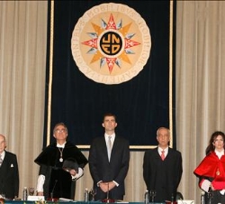 Don Felipe junto al presidente del Consejo Social de la UNED, José Celma Prieto, el rector de la Universidad, Juan Gimeno, el director de la Oficina E