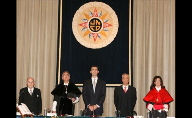 Don Felipe junto al presidente del Consejo Social de la UNED, José Celma Prieto, el rector de la Universidad, Juan Gimeno, el director de la Oficina E