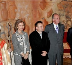 Los Reyes, acompañados por el obispo de la diócesis de Mallorca, Jesús Murgi, Miquel Barceló y el presidente del Gobierno balear, Jaume Matas, preside