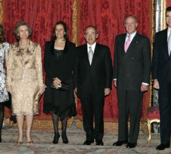 Sus Majestades, acompañados por los Príncipes de Asturias recibieron al Presidente mexicano y Sra. de Calderón