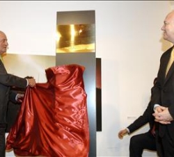 Su Majestad el Rey acompañado por el ministro de Asuntos Exteriores español, Miguel Angel Moratinos, descubre una placa conmemorativa durante la visit
