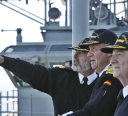 Don Juan Carlos, junto al jefe del Estado Mayor de la Armada, almirante general Sebastián Zaragoza, recibe explicaciones de un alto mando del portaavi