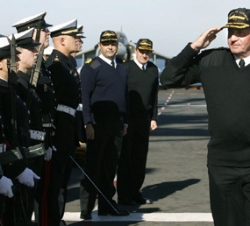 Su Majestad pasa revista a la tripulación del portaaviones "Príncipe de Asturias"