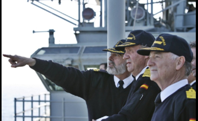 Don Juan Carlos, junto al jefe del Estado Mayor de la Armada, almirante general Sebastián Zaragoza, recibe explicaciones de un alto mando del portaavi